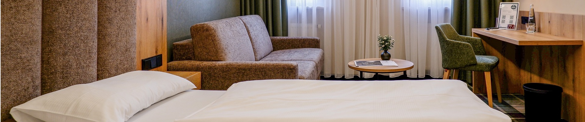 Deluxezimmer mit Schlafsofa für bis zu vier Personen und Schreibtisch nahe München