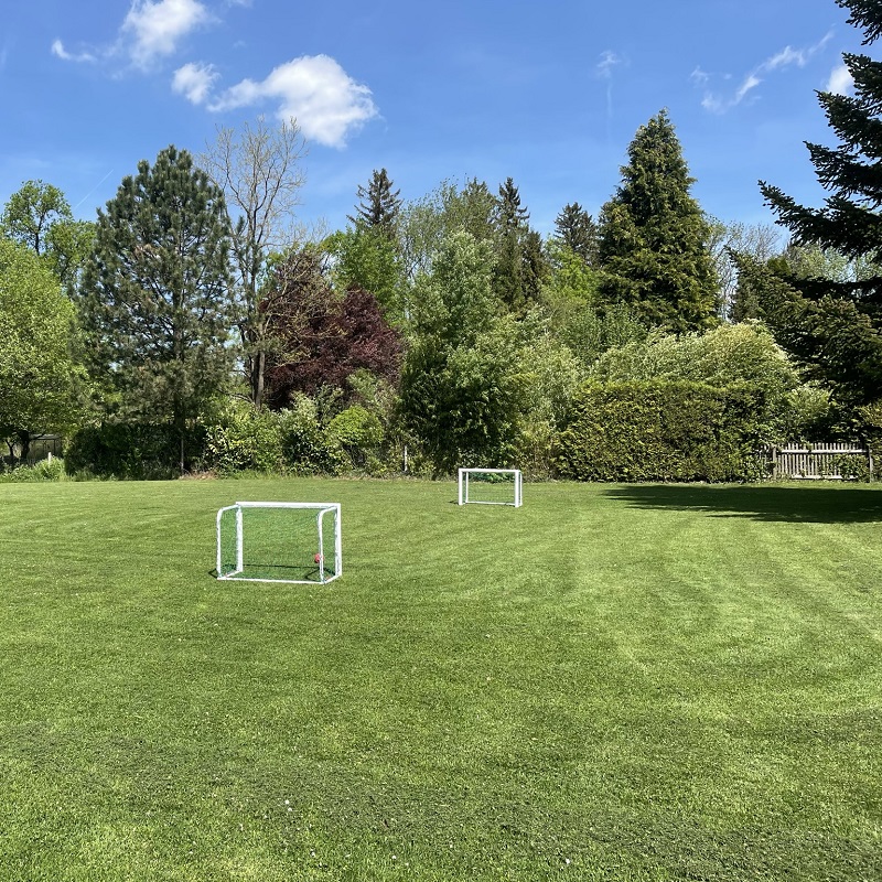 Fußballspielen fuer Kinder auf der Wiese direkt am Hotel Erber mit Blick auf die Terrasse
