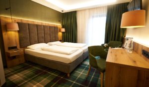 Deluxezimmer mit Schreibtisch für Geschäftsreisende im Hotel Erber nahe München