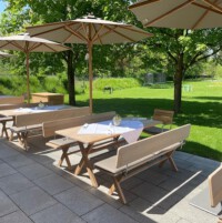 Terrasse mit Tischen für 6 Personen