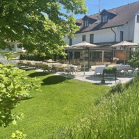 Terrasse mit verschieden großen Tischen im Hotel Restaurant Erber nahe Garching