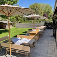 Terrasse mit 6 Personen Tischen im Hotel Restaurant Erber in Ismaning