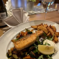 Lachsfilet vom Grill mit Gemüse und Kartoffeln im Hotel Restaurant Erber in Ismaning