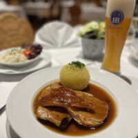 Schweinebraten mit dunkelbiersoße Krautsalat und Kartoffelknödel