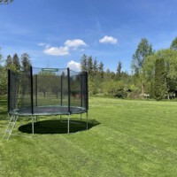 Trampolin zum springen für Kinder auf der grünen Wiese im Hotel Restaurant Erber in Ismaning