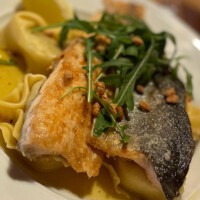 Wolfbarschfielt vom Grill mit Tortellini