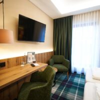 Deluxezimmer mit Schreibtisch und TV
