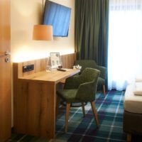 Deluxezimmer mit Schreibtisch und Steckdosen