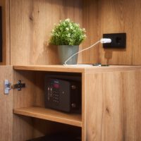 Deluxezimmer mit Safe und Ablage für Mobiltelefon und Stromanschluss