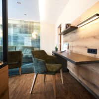 Juniorsuite mit Schreibtisch, Sofa nahe Garching bei München