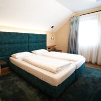 Juniorsuite mit Boxspringbett für zwei Personen nahe Feldkirchen