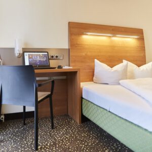 Standardzimmer für zwei Personen mit Schreibtisch nahe Garching