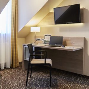 Standartzimmer mit Schreibtisch und TV nahe Hallbergmoos bei Freising